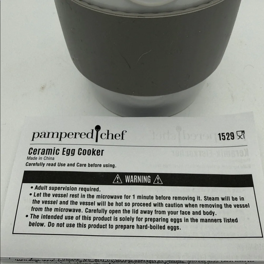 Pampered Chef White Ceramic egg oatmeal Cooker w/ Gray silicone Grip vent hole